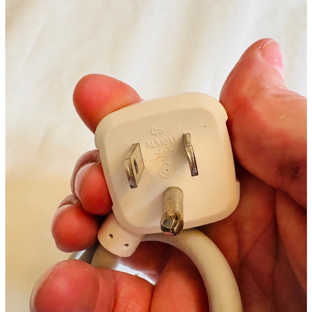 Bluelounge 6FT Cord, 2 Power/2 USB (Double Sided) Low Profile Power Extension