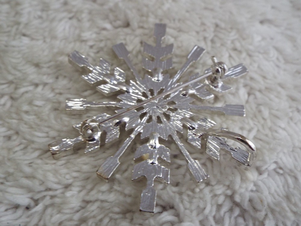 Silvertone Cream Snowflake Pin (B6)