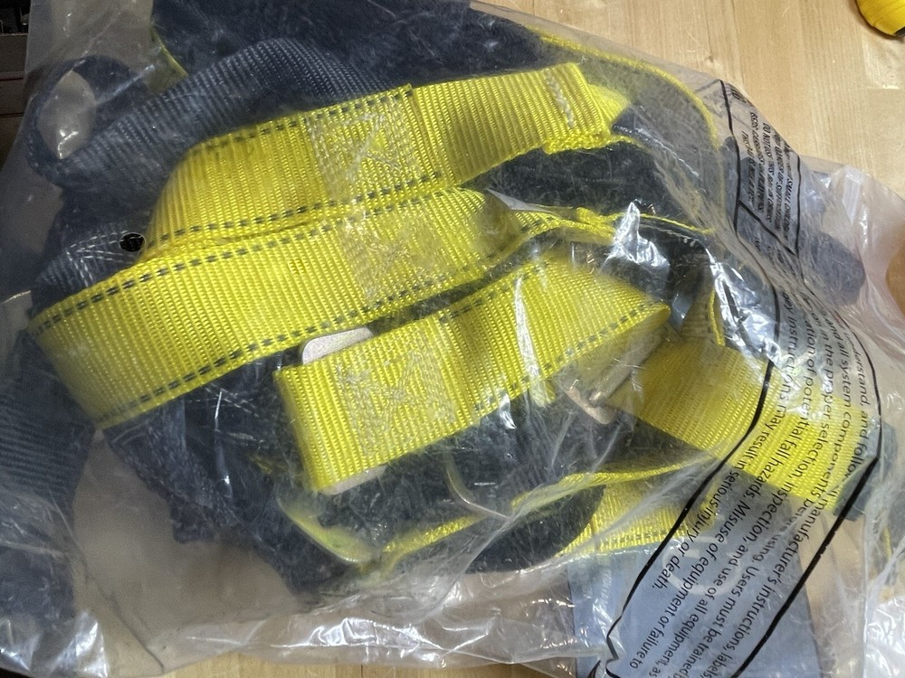 Guardian Fall Protection 11160 M-L Seraph Universal Harness