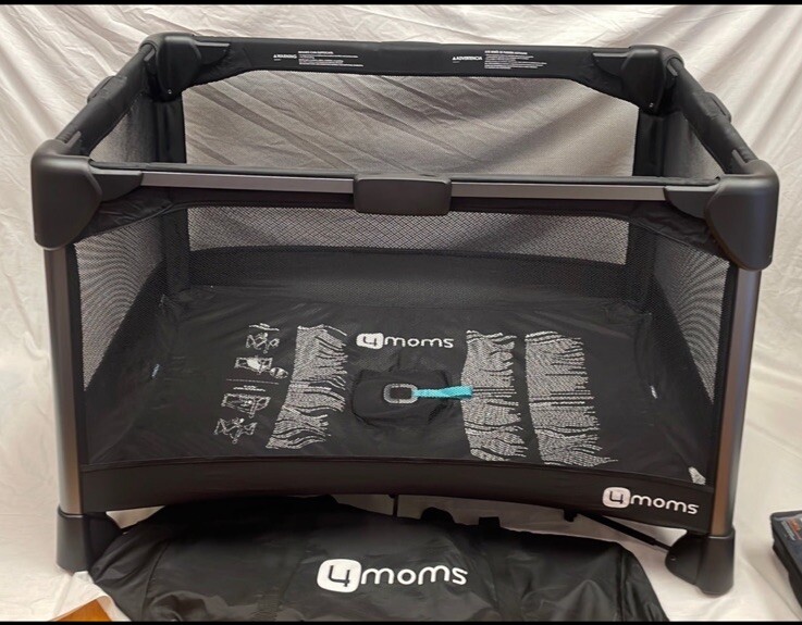 4moms breeze play yard bundle with bassinet and sheet