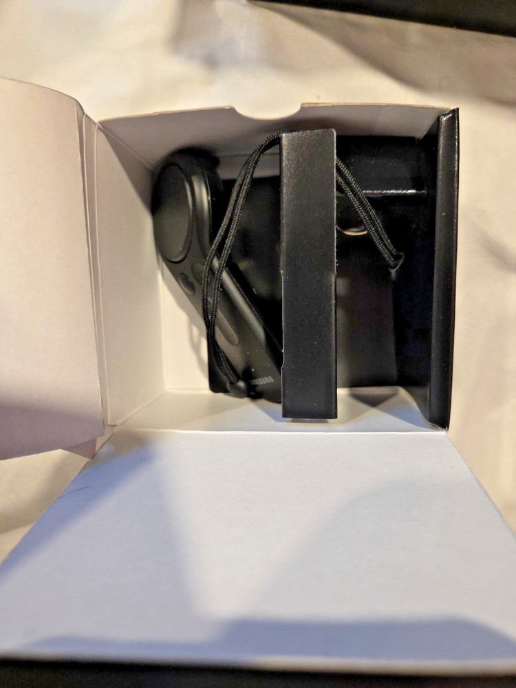 SAMSUNG Gear VR with Controller Open Box