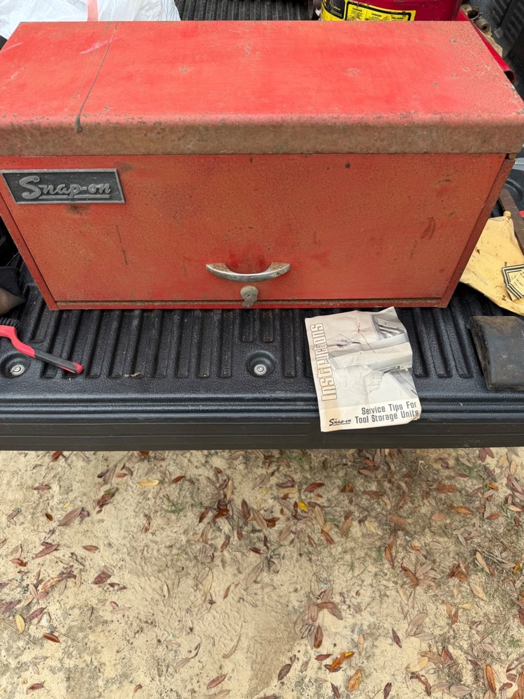 Vintage red snap on tool box