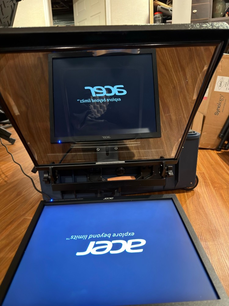 Telmax T2 17" Teleprompter w/ rolling hard case