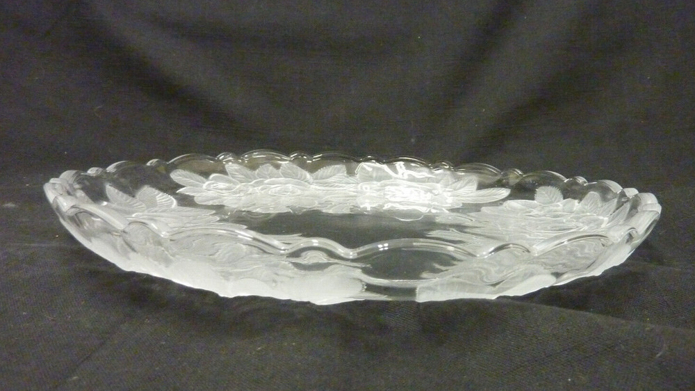 STUDIO NOVA WINTER ROSE PATTERN ROUND CRYSTAL PLATTER 14" DIAMETER NIOB