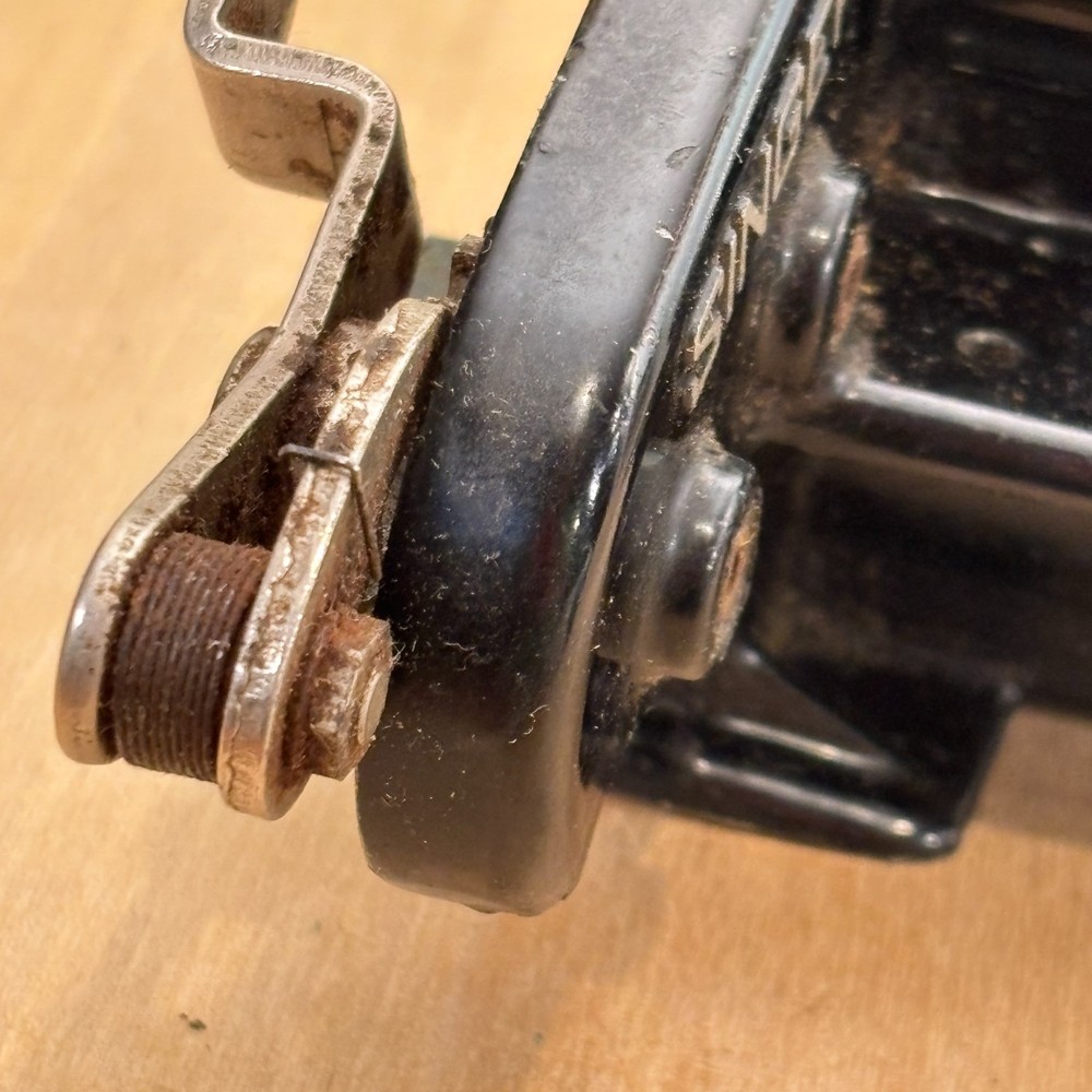 Vtg SINGER Pinking Attachment #121111 Pinker Featherweight UNTESTED