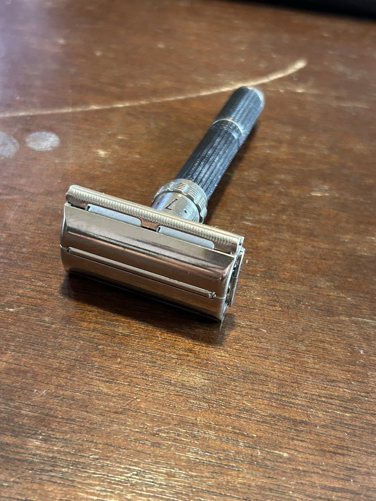 Vintage Gillette Black Handle Adjustable Safety Razor O4 Code in Box Great Cond.