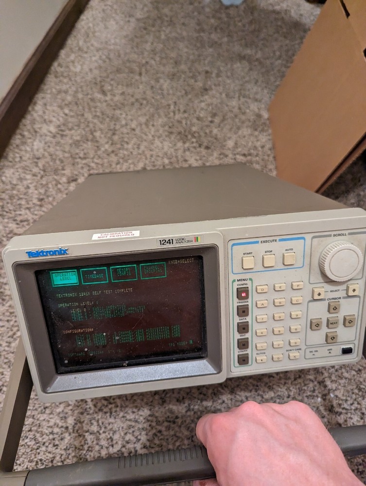 Tektronix 1241 Logic Analyzer Powers On