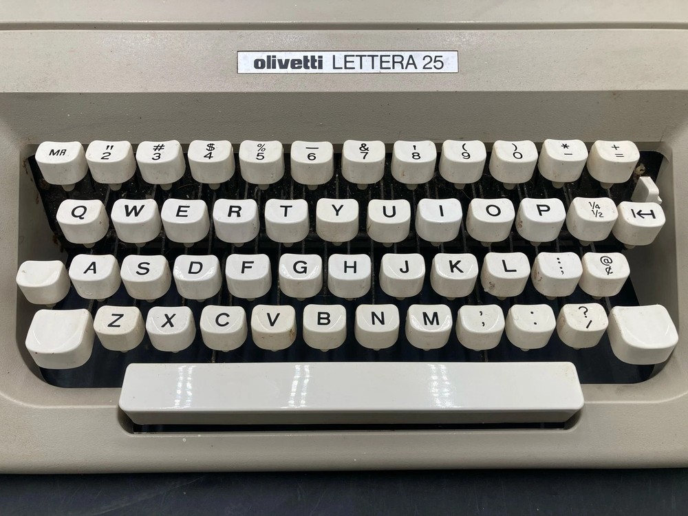 Olivetti Lettera 25 Manual Typewriter W/ Case