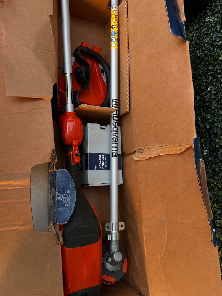 Husqvarna 330iKL Combi Switch + String Trimmer Attachment + Battery + Charger