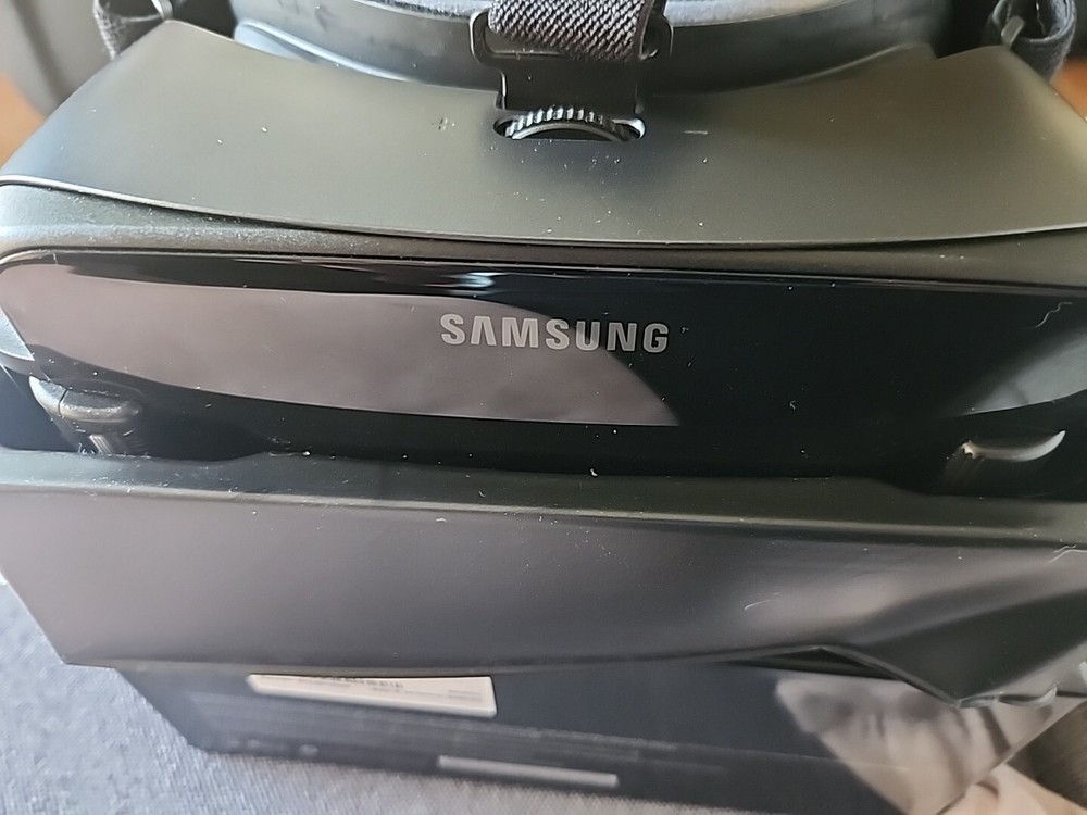Samsung SM-R324 Gear VR W/Controller Powered by Oculus NEW OPEN BOX