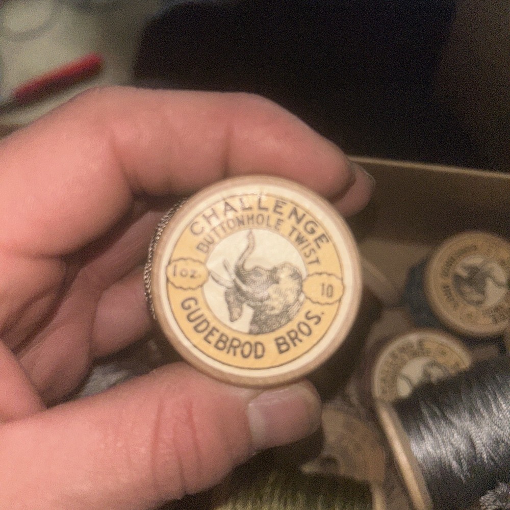 Guidebrod Bro’s Rayon Buttonhole Twist Thread