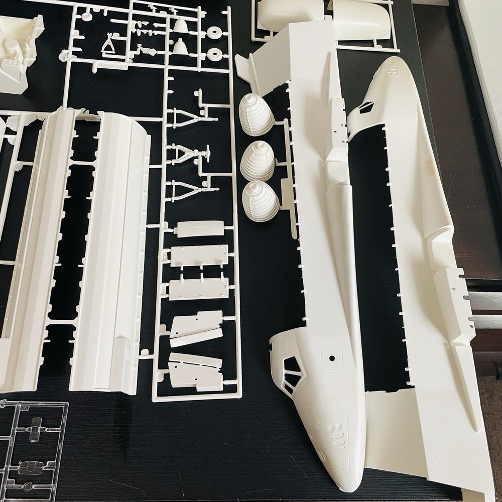 Monogram Space Shuttle Challenger 1/72 Model Kit #5702 One Piece Missing