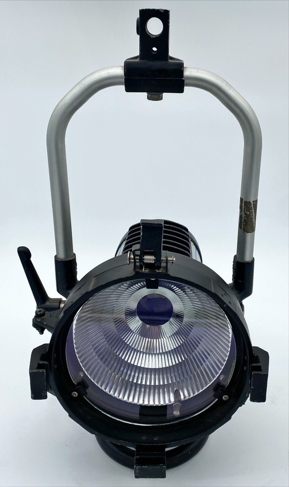 Mole-Richardson 6781 800w Daylight/ 1000w Tungsten Variable Focus PAR Light