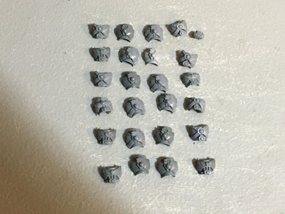 A26625 WARHAMMER 40K SPACE MARINES BITS LOT TORSO FRONTS BACKS + HEAD