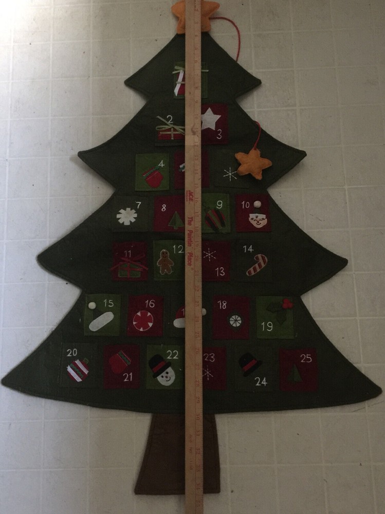 Christmas Tree Wall Decration w/25 Cute Pockets 34" x 24"