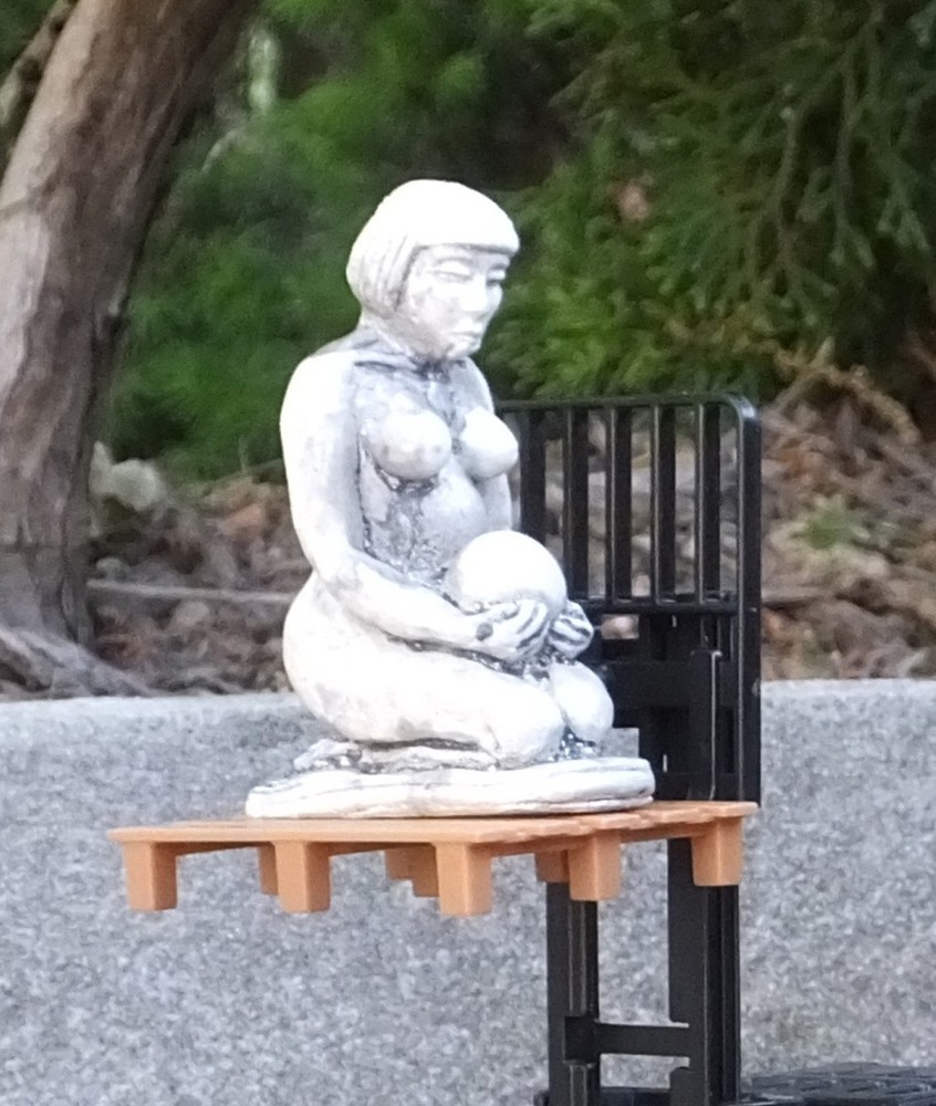 Ancient Statue Pallet / Freight Load for your Model Train or Modeling Dioramas