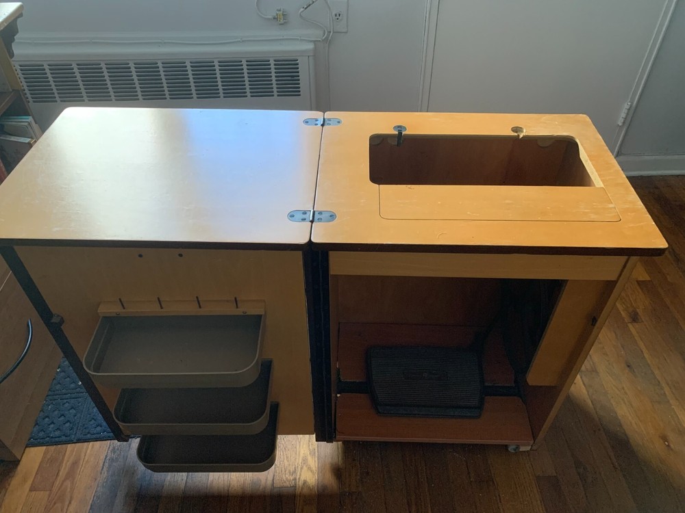 Singer Fantasia #282 home machine with table