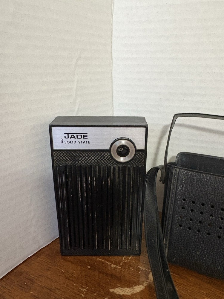 Jade 8 solid state AM transistor radio with case tested working