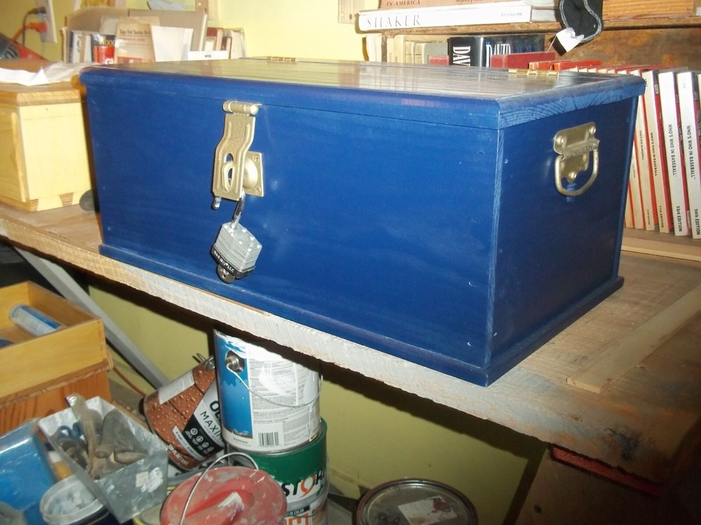 Lidded chest, Shaker-style, handmade in painted Pine