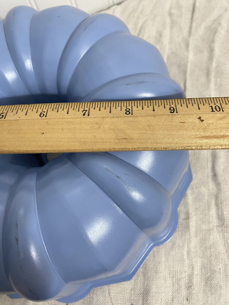 vintage bundt cake pan In Blue