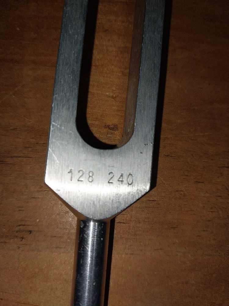 Adjustable 7-Frequency Fork 128 240hz missing a piece