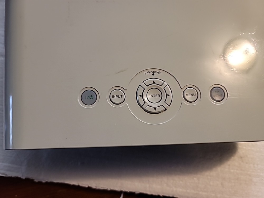 SONY VPL-TX7 PROJECTOR turns on