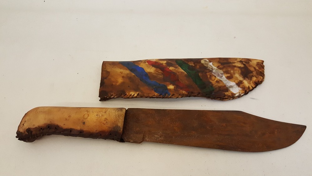 Knife & handmade pigskin leather sheath