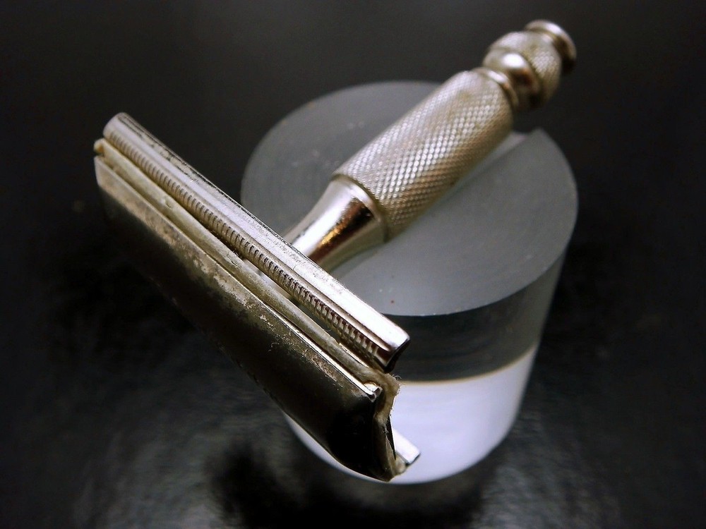 Gillette Tech Shaving Razor Short Stubby Travel