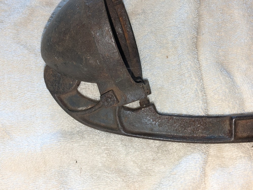 ANTIQUE Vintage 2BH / 2BA CAST IRON PUMP HANDLE and "Cap"