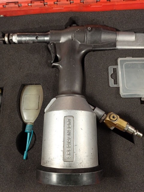 Rivettatrice oleopneumatica per inserti filettati Specialinsert A22/2000