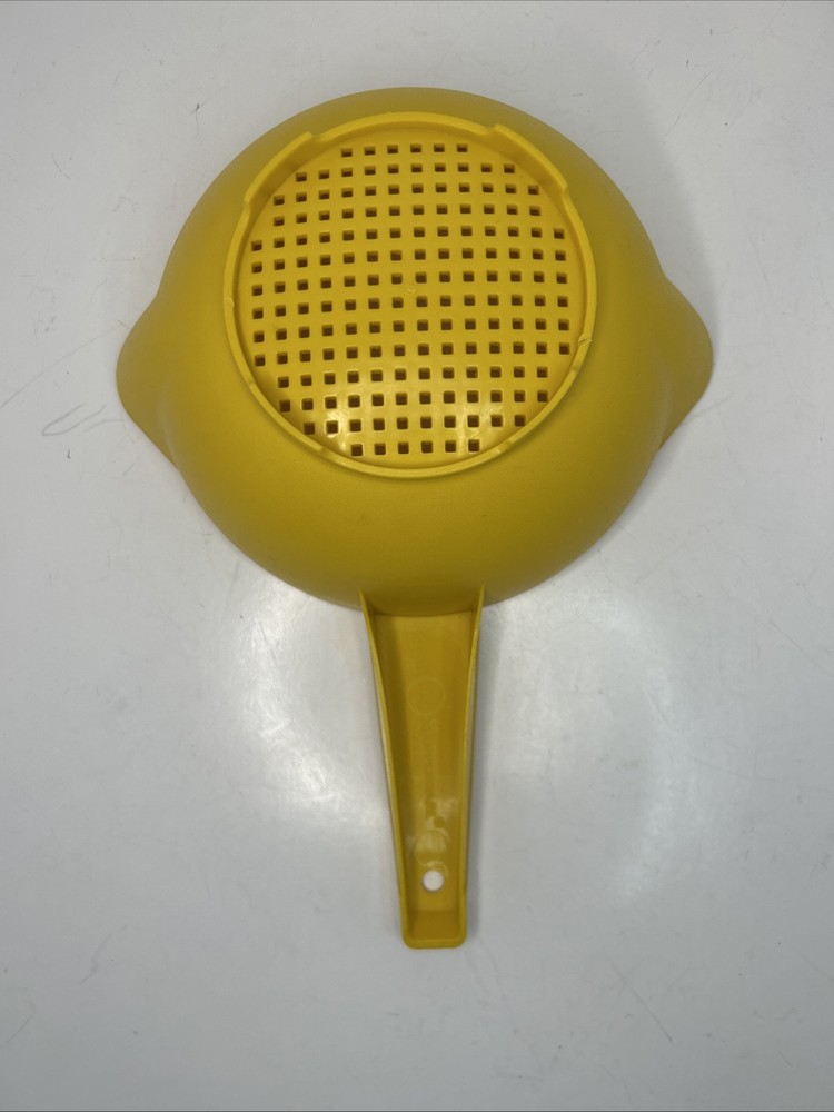 TUPPERWARE Colander Strainer 1 Quart Yellow (G1)