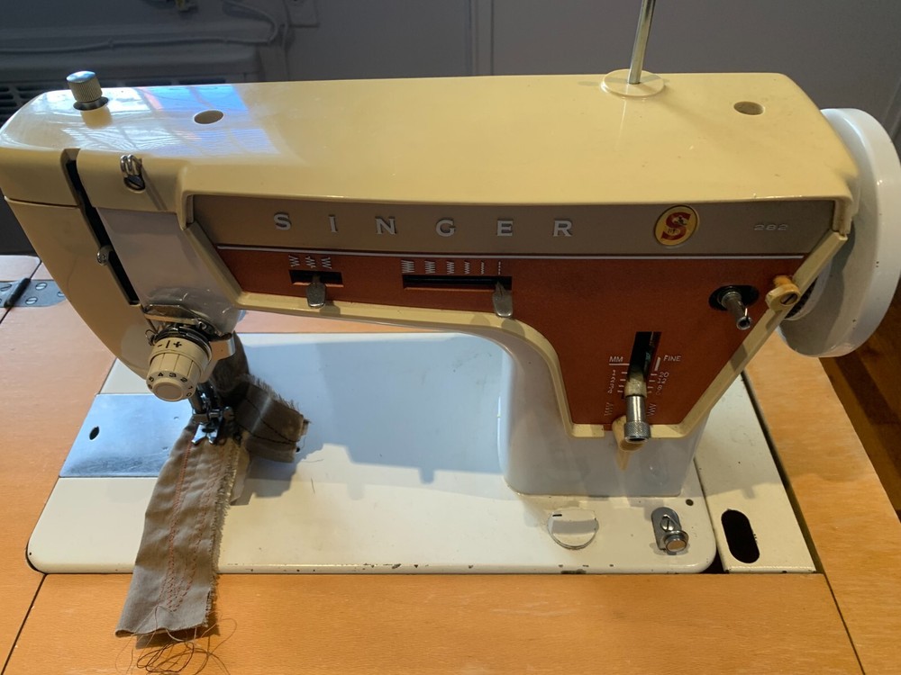 Singer Fantasia #282 home machine with table