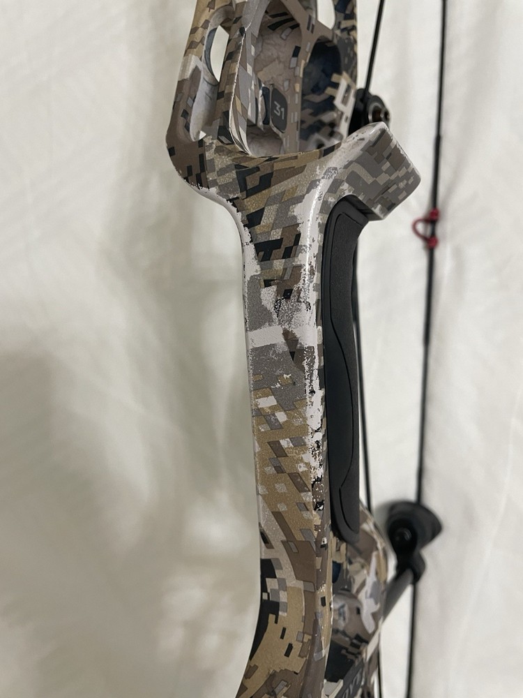 Hoyt VTM 31 RH 80lb – NEW Strings - Bare Bow