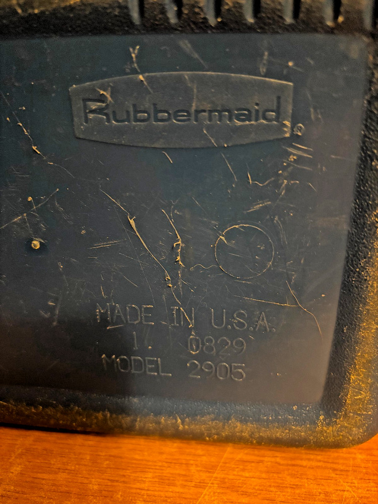 Rubbermade Personal Size Cooler Model 2905