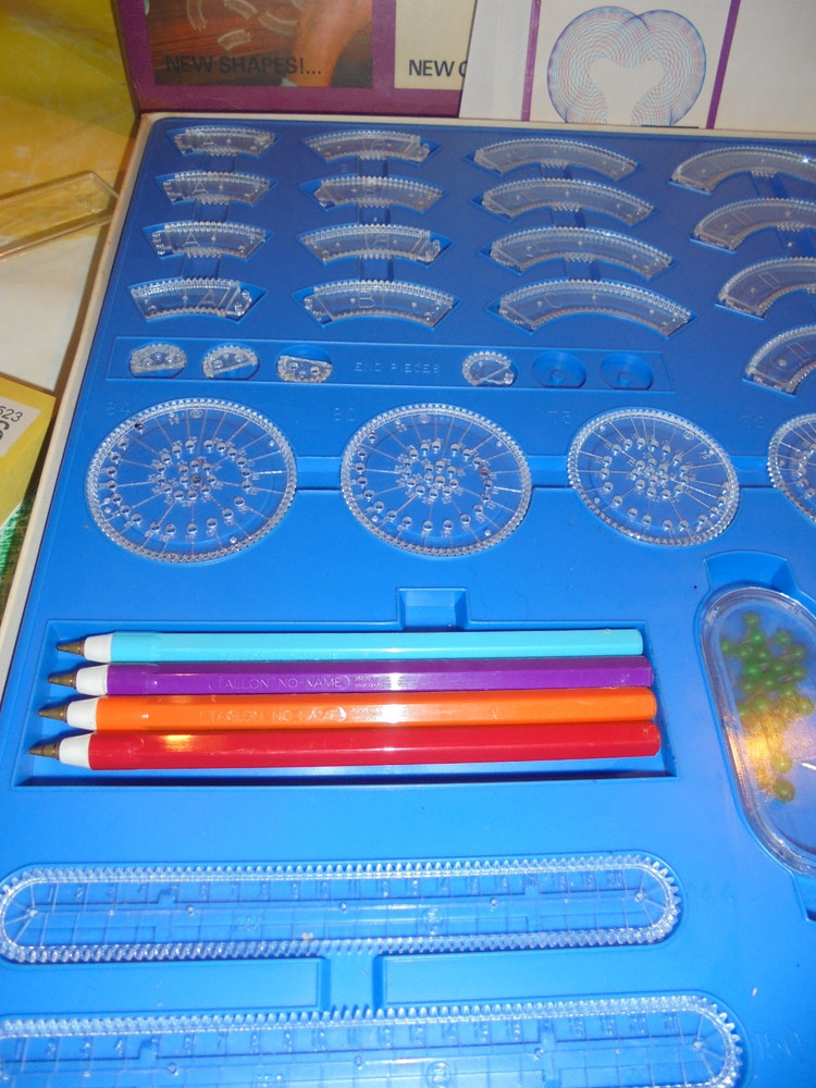 Vintage SUPER Spirograph - WITH ORIGINAL PENS - Missing Some Cogs - (Y252)