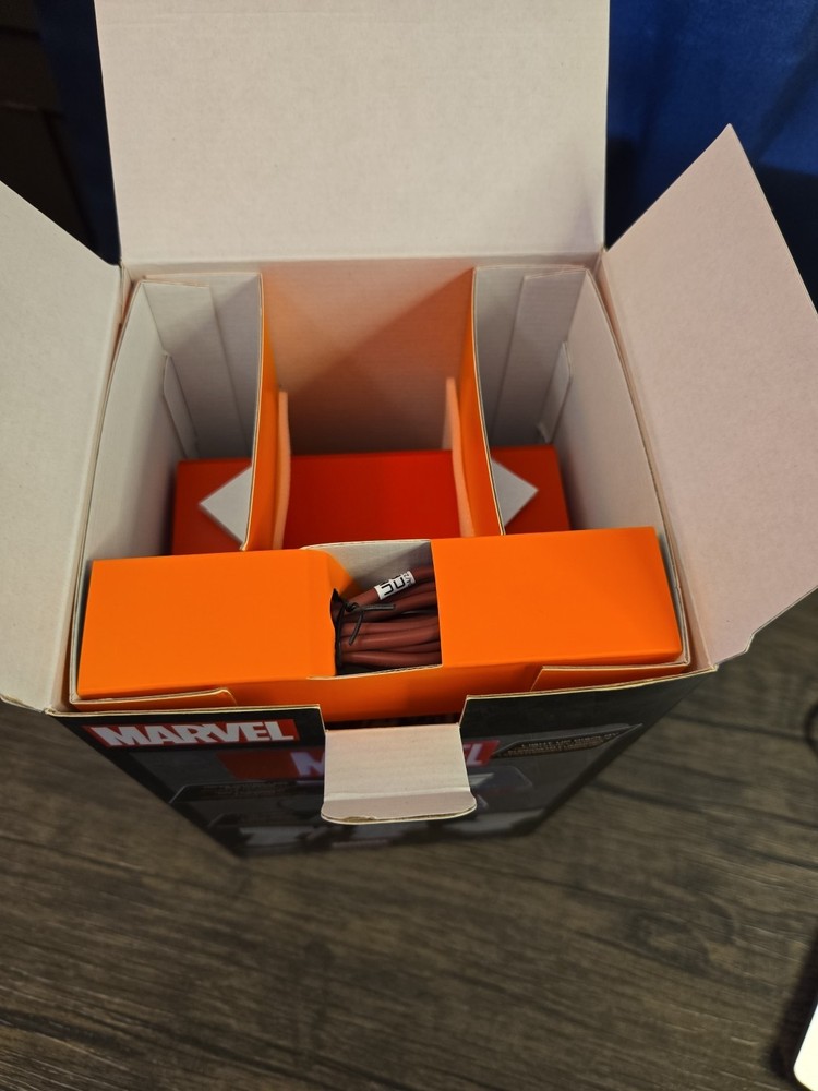 Marvel: Logo Ikon Light-Up Phone and Controller Stand