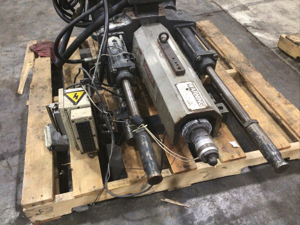 Injection Unit from 44 Ton Cincinnati Press. Molding. Read description #143TW