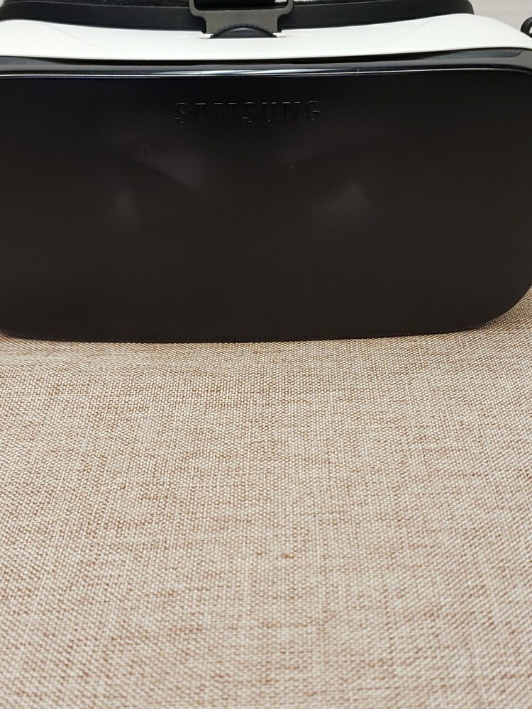 Samsung Gear VR White Oculus Smartphone Virtual Reality Headset