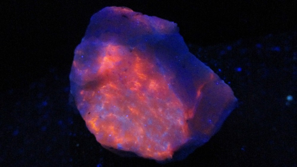 Fluorescent mineral rock Tenebrescent Hackmanite Canada S85