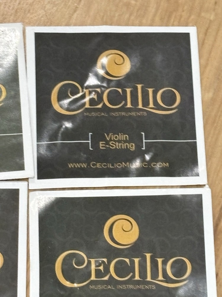 Cecelio Lightweight 4/4 Full Violin Case with replacement Strings (red Velvet)