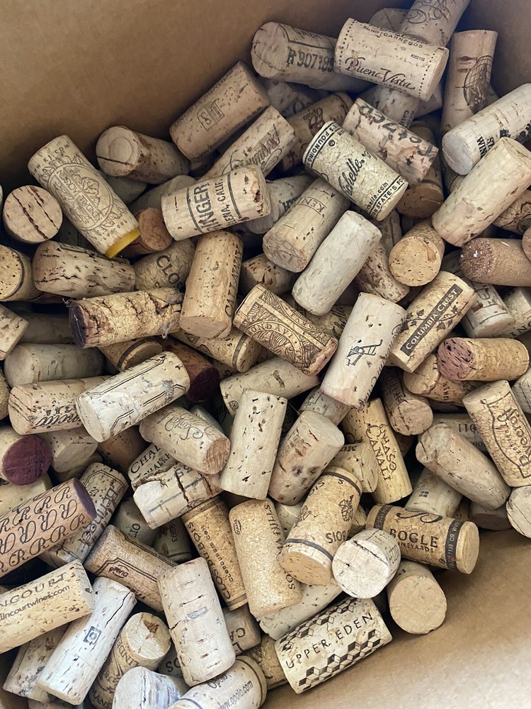 600 used natural wine corks