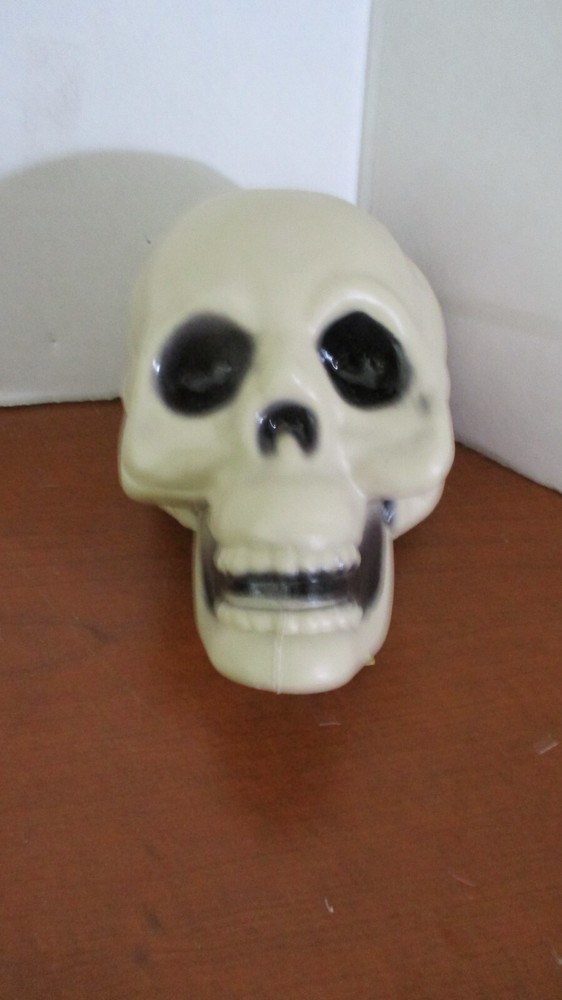 Plastic SKELETON SKULL HEAD HALLOWEEN DECORATION 7" x 5"
