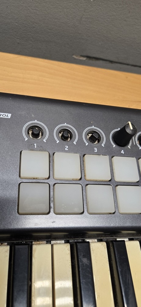 Novation Launchkey Mini USB 25-Mini-Key MIDI Keyboard Controller MK3