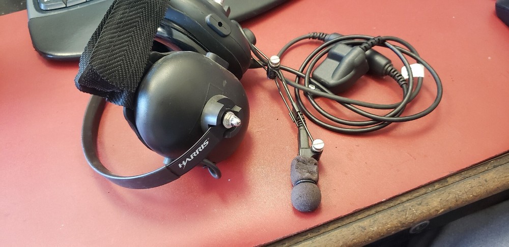 HARRIS P7300 TACTICAL NOISE CANCELLING HEADSET.