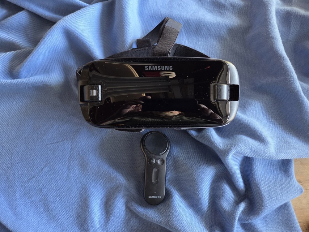 Samsung Gear VR SM-R325 Oculus with Controller