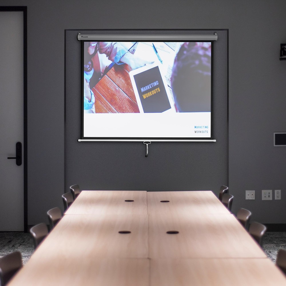 72in Diagonal Manual Projector Screen