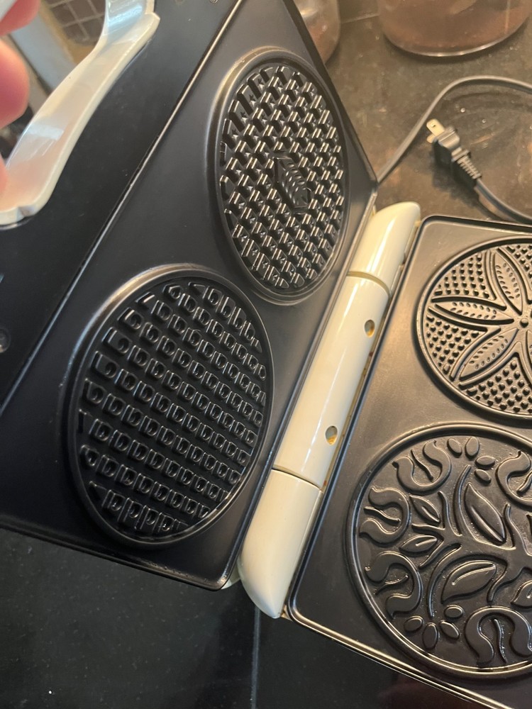 Toastmaster 208 Pizzelle Baker/ Cookie Maker, works