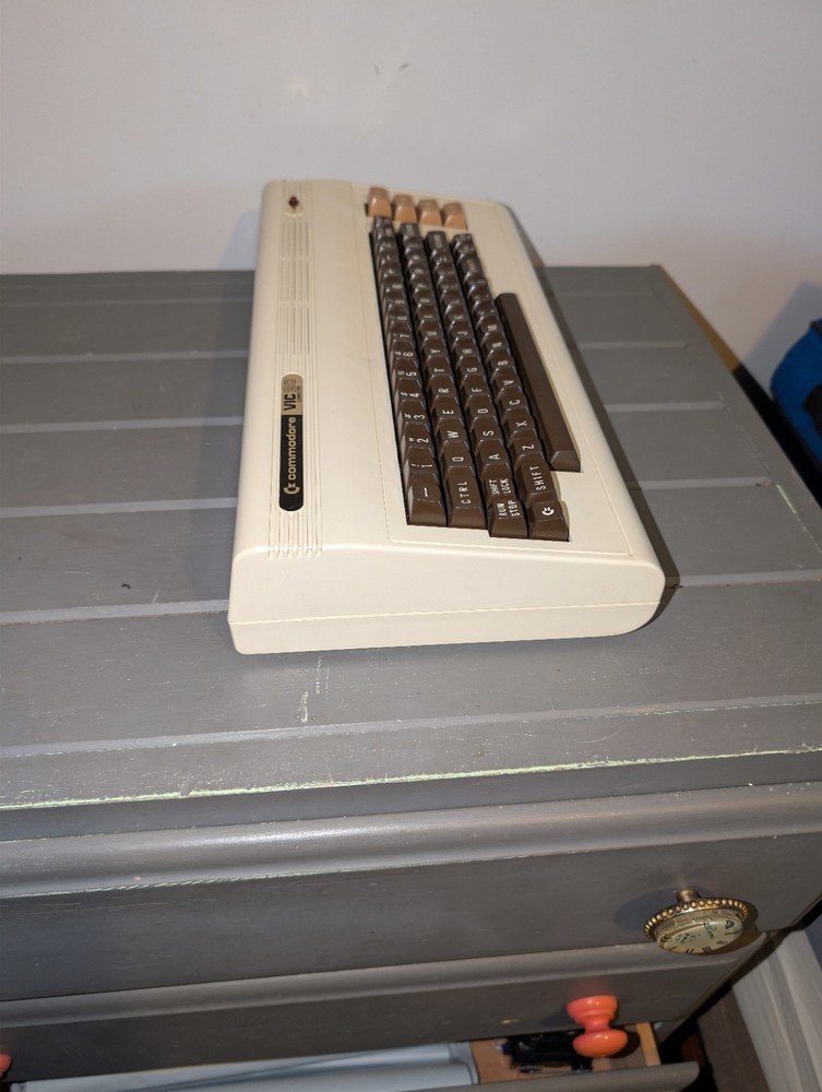 Keyboard Commodore VIC-20 in Original Box with 2 games