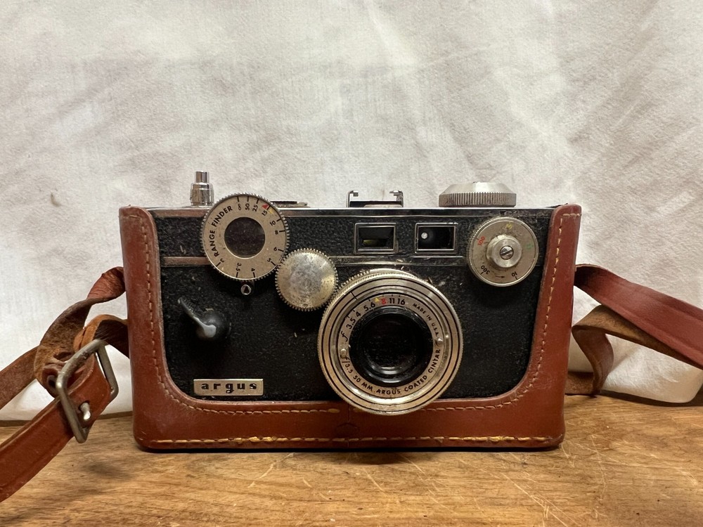 - VINTAGE UNTESTED - Argus  C2 Range Finder Camera with Leather Case