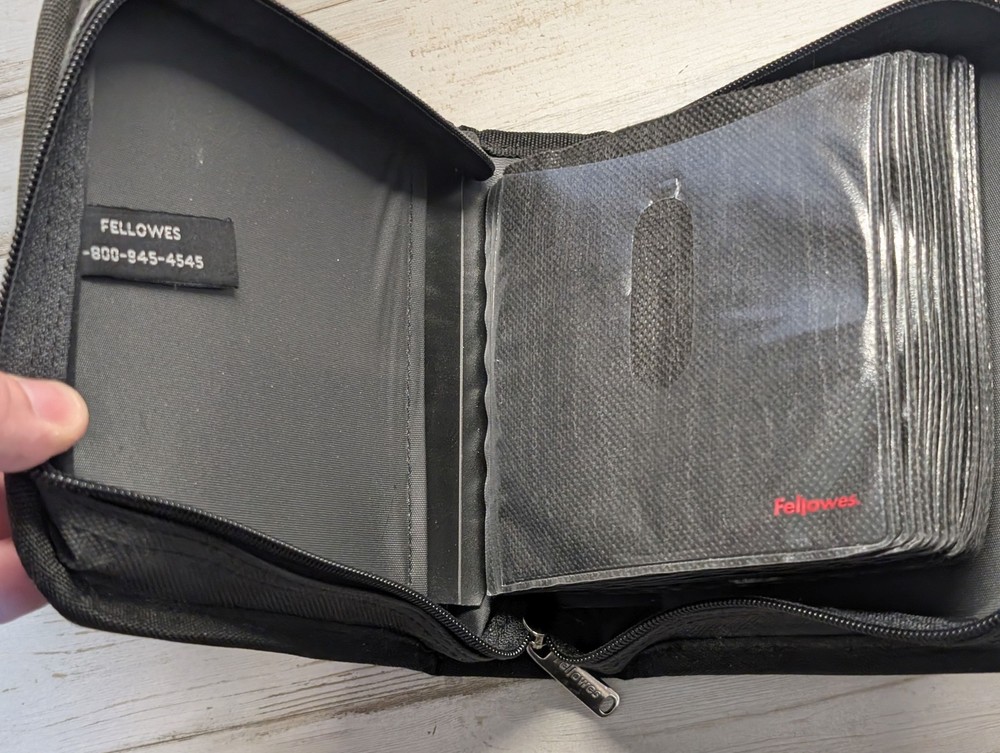 Fellowes 32-Disk Capacity CD DVD Blu-ray Storage Wallet Case Black Zippered